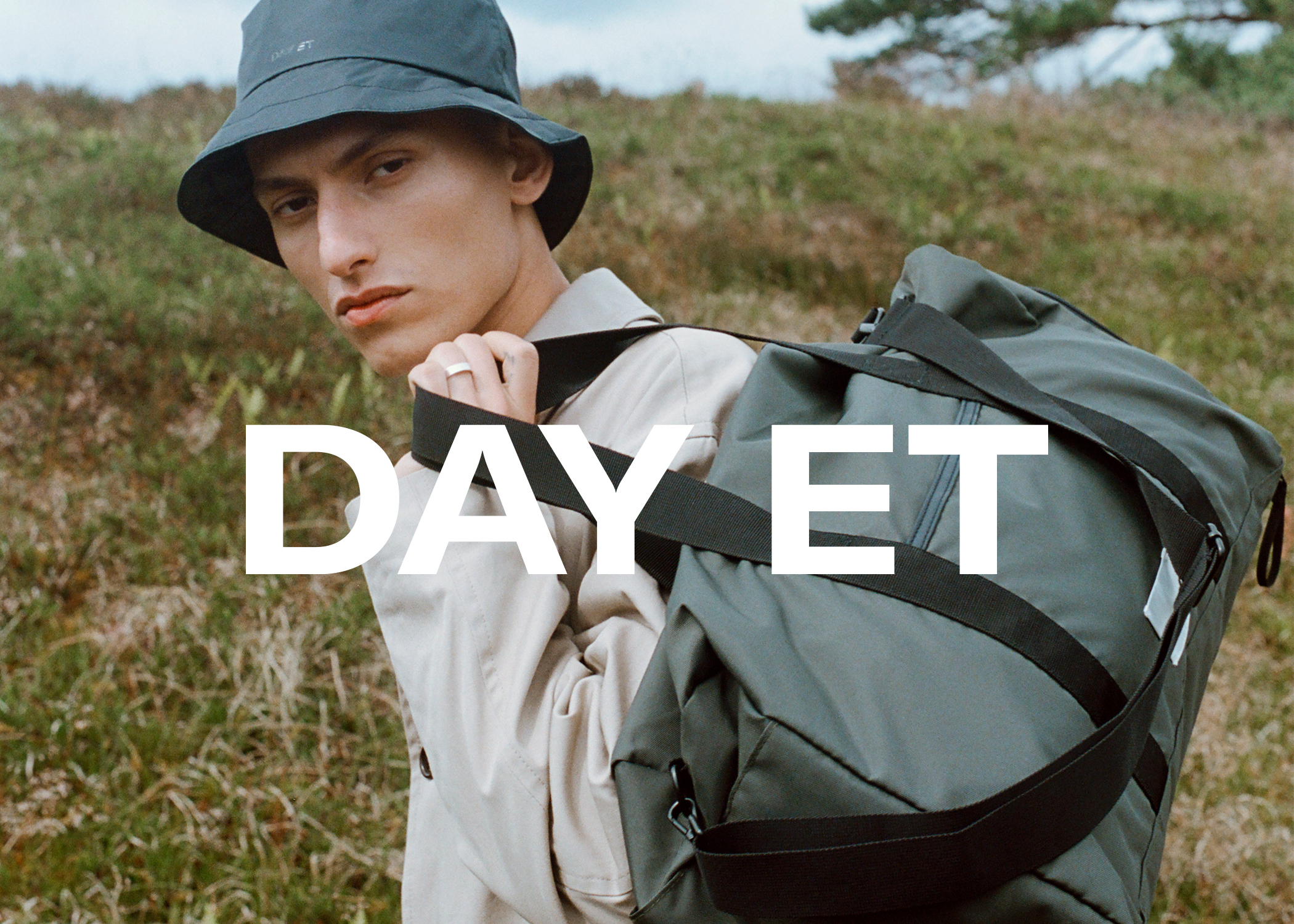 Model carying a DAY ET bag