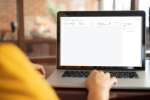 Nahaufnahme eines Computerbildschirms, auf dem das TRIMIT Sustainability Dashboard für Nachhaltigkeitsdaten angezeigt wird.