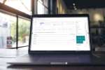 Laptop mit TRIMIT-Einkaufsansicht zur Verwaltung von Beschaffung, Lieferantenbeziehungen und Produktinformationen.